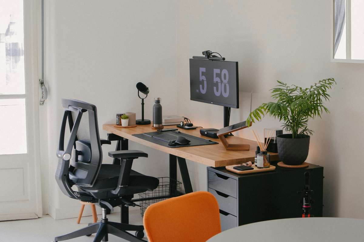 Rationality vs. Irrationality: A Litmus Test for Co-Founders Photo by Nubelson Fernandes